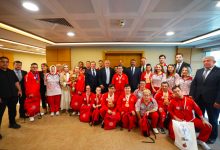Gençlik ve Spor Bakanı Sayın Dr. Osman Aşkın Bak, Türkiye Özel Sporcular Spor Federasyonu yöneticileri ile özel sporcular hatıra fotoğrafı çekiyorlar.