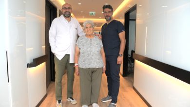 Soldan sağa Doç. Dr. Ümit Alakuş, operasyon yapılan Melek Kırıkkaya ve Doç. Dr. Emin Lapsekili yan yana ayakta duruyor.