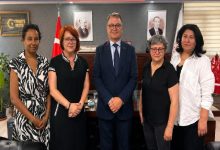 Görselde, Türkiye Otizm Meclisi temsilcileri ile Milli Eğitim Bakanlığı Özel Eğitim ve Rehberlik Hizmetleri Genel Müdürü Mustafa Otrar’ın makam odasında gerçekleştirdiği görüşmeden bir kare yer alıyor. Beş kişi yan yana poz veriyor; arka planda Türk bayrağı ve resmi makam dekorasyonu görülüyor.
