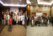 İki ayrı grup fotoğrafında katılımcılar kapalı bir etkinlik alanında bir araya gelmiş. Görsellerde tekerlekli sandalye kullanan bireyler de yer alırken, genel atmosfer seminer, buluşma ya da toplu değerlendirme etkinliği izlenimi veriyor.