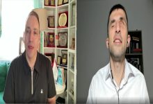 Görselde, YouTube üzerinden gerçekleştirilen çevrim içi programdan alınmış iki konuşmacılı bir ekran görüntüsü yer alıyor. Sol tarafta bir kişi ofis ortamında, arka planda ödül ve plaketlerin bulunduğu rafların önünde konuşurken; sağ tarafta kulaklık kullanan diğer konuşmacı sade bir arka plan önünde programa uzaktan bağlanıyor.