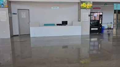 Mardin Eğitim ve Araştırma Hastanesi'nin giriş alanı görülüyor. Ortada danışma bankosu, arka tarafta "Danışma" tabelası, sağ tarafta ise otomat ve dijital ekranlar yer alıyor. Geniş ve boş görünen giriş holü, hastanenin yeni hizmete açılan Otizm Polikliniği haberinde kullanılıyor.