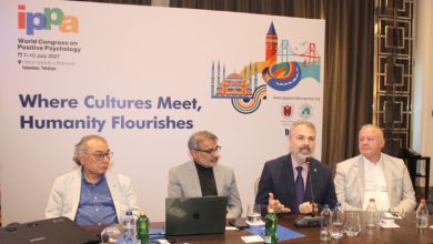 Üsküdar Üniversitesi Kurucu Rektörü Psikiyatrist Prof. Dr. Nevzat Tarhan, IPPA Başkan Adayı ve Kongre Başkanı Dr. Tayyab Rashid, İbn Haldun Üniversitesi Rektör Yardımcısı Prof. Dr. Özcan Erkan Akgün ile Burkon Turizm ve Kongre Yönetim Kurulu Başkanı Hasan Eker basın açıklaması yapıyor.