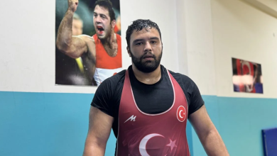 Fotoğrafta, işitme engelli milli güreşçi Berke Nergiz antrenman salonunda görülüyor. Nergiz, üzerinde Türk bayrağı ve ay-yıldız bulunan kırmızı güreş mayosuyla kameraya poz veriyor. Arka plandaki duvarda bir güreşçinin müsabaka sırasında çekilmiş büyük bir fotoğrafı yer alıyor. Haber, Berke Nergiz'in Avrupa'da başarı elde etme hedefini konu alıyor.