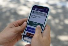 Elde tutulan akıllı telefon uygulanmasında yaklaşan otobüs bilgileri yazıyor.