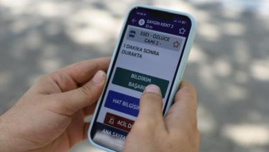Elde tutulan akıllı telefon uygulanmasında yaklaşan otobüs bilgileri yazıyor.
