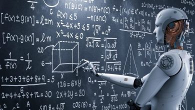 Yapay zekayı sembolize eden ayakta duran robot, geniş bir kara tahta üzerindeki matematiksel formüllere ve geometrik çizimlere işaret ederek çözüm yapıyormuş gibi duran bir pozisyonda görülüyor. Tahta; integral, trigonometrik ifadeler, denklemler ve şekillerle dolu, robot ise analiz eden bir öğrenci ya da öğretmen izlenimi veriyor.