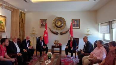 Görselde, Endonezya Büyükelçiliği’nde gerçekleştirilen görüşmede bir grup katılımcı karşılıklı koltuklarda oturuyor. Ortamda Türk ve Endonezya bayrakları ile iki ülkeyi temsil eden çeşitli semboller bulunuyor.