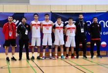 İşitme Engelliler Genç Basketbol Milli Takımımız ile teknik kadro sahada poz veriyor.