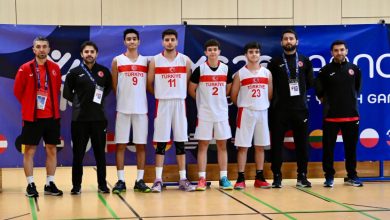 İşitme Engelliler Genç Basketbol Milli Takımımız ile teknik kadro sahada poz veriyor.