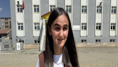 Görme Engelli Öğrenci Kayser Taş'tan, okulun önünde kadraja yansıyor.