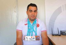 Görme engelli sporcu Ayhan Kaya, kazanılan madalyalarla poz veriyor.