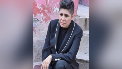 Şarkıcı Cansever siyah bir elbise ile otururken.