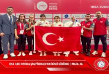 Milli Para Judo Takımı ile teknik kadro Türk bayrağı açarak poz veriyor.