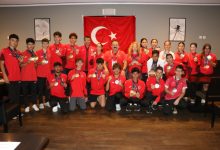 Türkiye İşitme Engelliler Spor Federasyonu yönetimi, milli sporcular ve teknik kadrolar hep beraber poz veriyor.