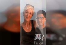 Zihinsel engelli Ahmet Barış Kandemir ile annesi Nurten Kandemir'in yan yana olduğu fotoğraf.