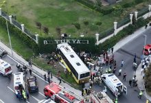 İETT otobüsünün bir sitenin bahçe duvarına çarpmış. Etrafında itfaiye, polis ve ambulans araçları bulunuyor.