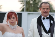 Instagram İçin Alternatif Metin: Görselin üst bölümünde, düğün günlerinde yan yana duran Down sendromlu Betim Erçayan ile damat Fikri Terzi yer alıyor. Sol tarafta kızıl saçlı gelin Betim Erçayan; başında zarif bir taç ve duvak, boynunda inci işlemeli dantel bir tasma kolye ve straplez beyaz gelinliğiyle hafifçe yana doğru bakıyor. Sağ tarafta ise beyaz ceketli, siyah şal yakalı bir smokin giyen, siyah papyon ve yakasında beyaz çiçek detayı bulunan Fikri Terzi objektife tebessüm ediyor. Arka planda açık hava düğün alanını andıran sade, açık renkli bir arka fon ve ağaç detayları görülüyor.