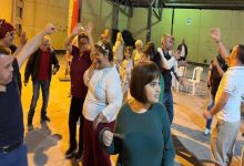 Final programı gecesinde özel gereksinimli gençler dans ediyor.