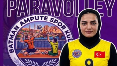 Görselde mor arka plan üzerinde **Batman Oturarak Voleybol Takımı’nın logosu** yer alırken, ön planda **İran Milli Takım Kaptanı Zehra Nejatiaraf**, siyah başörtüsü ve üzerinde 9 numara bulunan sarı forma ile görülüyor.