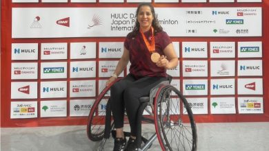 Milli Sporcusu Narin Uluç bronz madalya ile poz veriyor.