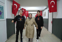 Görselin üst bölümünde, bir okul koridorunda tavandan asılı Türk bayraklarının altında el ele tutuşarak ileriye doğru yürüyen anne Zeynep Bitirgan ve ikiz oğulları Talip ile Resul yer alıyor. Ortada başörtülü ve bej tonlarında uzun trençkot giymiş olan anne, iki yanındaki oğullarının ellerini tutarak objektife gülümsüyor. Sağ ve sol taraftaki ikiz gençlerin üzerinde göğüs kısmında okul arması ve "Zafer Özel Eğitim Meslek Okulu" yazısı bulunan siyah kapüşonlu sweatshirtler ve siyah eşofman altları bulunuyor. Beyaz fayans kaplı aydınlık koridorun duvarlarında bilgilendirici afişler ve asılı Türk bayrakları sıralanıyor. Görselin alt kısmındaki mor şerit üzerinde beyaz, kalın harflerle Türkçe olarak: "Samsunlu Anne, 16 Yıldır Otizmli ve Zihinsel Engelli İkizleri İçin Mücadele Ediyor" başlığı; hemen altında ise yasadikca.com internet sitesi adresi ile platformun beyaz renkli kanat logolu amblemi bulunuyor.