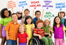 Çocuklar ve bir yetişkin, beyaz arka planda yan yana duruyor. Her biri renkli kartonlar tutuyor. Kartonlarda “eşitlik”, "engelli hakları, "adil eşitlik", “insan hakları”, “herkes eşit şartlarda” gibi kapsayıcı ve eşitlik vurgulu mesajlar yazıyor. İçlerinde tekerlekli sandalyede oturan bir çocuk da var; tüm grup gülümseyerek birlikte duruyor.