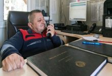 Cam kemik hastası Yaşar Karaduman santral ofisinde telsizle konuşuyor.