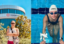 Haklısın, kusura bakma hemen hazırlıyorum!Instagram İçin Alternatif Metin:Görsel ikiye bölünmüş bir kolajdan oluşuyor: Sol tarafta, güneşli bir günde açık alanda poz veren down sendromlu milli sporcu genç kadın yer alıyor. Sporcu; beyaz tek omuz askılı bir bluz, fuşya renkli bir alt ve çapraz taktığı desenli bir çanta ile güneş gözlüğü takmış, kollarını göğsünde kavuşturarak gülümsemektedir. Arka planda yeşil çalılar ve üzerinde kırmızı logosuyla "BAŞKENT ÜNİVERSİTESİ" yazısı bulunan modern kampüs binası görülüyor. Sağ tarafta ise aynı milli sporcu yüzme havuzunda antrenman anında yer alıyor. Başında beyaz renkli "arena" marka yüzücü bonesi, yüzünde mavi çerçeveli yüzücü gözlüğü ve lacivert yüzücü mayosu ile ellerini havuzun kenarına dayamış biçimde suyun içinden kameraya doğru gülümseyerek bakıyor. Arka planda masmavi havuz suyu ve kulvar şeritleri dikkat çekiyor.