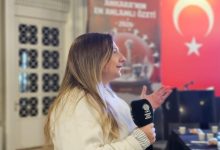 AK Parti Sosyal Politikalar Başkan Yardımcısı Edibe Sinem Ersoy, toplantıda elinde tuttuğu mikrofonla konuşma yapıyor.