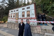 Elektrik trafosunun etrafı kırmızı beyaz şeritle çekilmiş ve yanında polis personelleri bulunuyor.