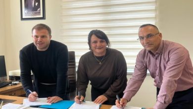 EBYÜ Spor Bilimleri Fakültesi Dekanı Prof. Dr. Fatih Kaya, Dekan Yardımcıları Prof. Dr. Yasemin Çakmak Yıldızhan ve Doç. Dr. Anıl Türkeli, iş birliği ve eğitim protokolünü imzalıyor.
