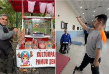 Instagram İçin Alternatif Metin: Görsel iki ayrı kareden oluşan bir kolaj şeklinde düzenlenmiştir. Sol taraftaki karede, açık havada park veya sokak kenarında kurduğu pamuk şeker ve şekerleme tezgahının başında tekerlekli sandalyesinde oturan eski engelli milli atlet yer almaktadır. Tezgahın üzerinde pembe pamuk şeker paketleri ile renkli şekerlemeler ve ön kısmında bir çizgi film karakteri ile "KÜLTÜRPARK PAMUK ŞEKER" yazısı dikkat çekmektedir. Sağ taraftaki karede ise kapalı bir spor salonunda tekerlekli sandalyesinde oturarak sporcusunu çalıştıran aynı antrenör ve önünde elindeki dart okunu duvardaki hedefe fırlatmak üzere nişan alan sporcu görülmektedir.