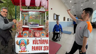 Instagram İçin Alternatif Metin: Görsel iki ayrı kareden oluşan bir kolaj şeklinde düzenlenmiştir. Sol taraftaki karede, açık havada park veya sokak kenarında kurduğu pamuk şeker ve şekerleme tezgahının başında tekerlekli sandalyesinde oturan eski engelli milli atlet yer almaktadır. Tezgahın üzerinde pembe pamuk şeker paketleri ile renkli şekerlemeler ve ön kısmında bir çizgi film karakteri ile "KÜLTÜRPARK PAMUK ŞEKER" yazısı dikkat çekmektedir. Sağ taraftaki karede ise kapalı bir spor salonunda tekerlekli sandalyesinde oturarak sporcusunu çalıştıran aynı antrenör ve önünde elindeki dart okunu duvardaki hedefe fırlatmak üzere nişan alan sporcu görülmektedir.