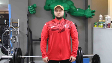 Görselin üst bölümünde, spor salonunda ağırlık çalışma istasyonunun önünde dimdik durarak kararlı bir bakışla doğrudan kameraya odaklanan görme engelli milli sporcu Şimşek yer alıyor. Başında bej renkli bir beyzbol şapkası, üzerinde göğsünde Türk bayrağı amblemi bulunan kırmızı milli takım fermuarlı üstü ve altında siyah spor pantolonu bulunuyor. Sporcunun önünde halter barı ve ağırlık plakaları, hemen arkasındaki duvarda ise geometrik formda tasarlanmış yeşil dev bir çizgi roman karakteri figürü (Hulk) ile spor salonu ekipmanları görülüyor.