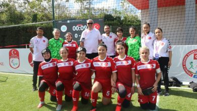 Kadın Görme Engelliler Futbol Millî Takımımız, teknik heyetle birlikte maç öncesi fotoğraf çektiriyor.