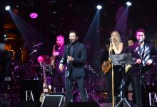 Gecede sanatçı Emre Altuğ ile orkestra ekibi şarkı söylüyor.