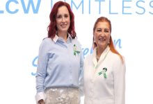 LC Waikiki Müşteri İçgörüleri ve Pazarlama İletişiminden Sorumlu Genel Müdür Yardımcısı Sinem Akgül ve Türkiye Spastik Çocuklar Vakfı - Cerebral Palsy Türkiye Genel Direktörü Nigar Evgin, etkinlikte yan yana gülerek poz veriyor.