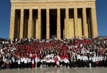 Anıtkabir avlusunu dolduran LÖSEV üyeleri; hatıra fotoğrafı çektiriyor.