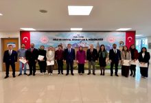 İl Milli Eğitim Müdürü Elif Özbek, Aile ve Sosyal Hizmetler İl Müdürü Nurettin Kesler ve kursiyerler yan yana bulunuyor.