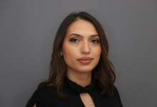 Görselde, omuz hizasında kahverengi saçlı, siyah bir üst giyen Öğr. Gör. Selay Duran nötr bir ifadeyle kameraya bakıyor. Arka plan sade gri tonlarda ve profesyonel bir portre havası veriyor. Yüz hatları net şekilde aydınlatılmış, makyajı doğal ve ışık dengesi yumuşak. Genel görünüm, resmi ve kurumsal bir profil fotoğrafı niteliğinde.