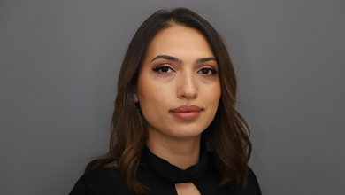 Görselde, omuz hizasında kahverengi saçlı, siyah bir üst giyen Öğr. Gör. Selay Duran nötr bir ifadeyle kameraya bakıyor. Arka plan sade gri tonlarda ve profesyonel bir portre havası veriyor. Yüz hatları net şekilde aydınlatılmış, makyajı doğal ve ışık dengesi yumuşak. Genel görünüm, resmi ve kurumsal bir profil fotoğrafı niteliğinde.